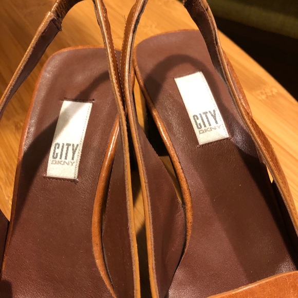 DKNY City Leather Slides Heels Camel Size 6 - Picture 9 of 9